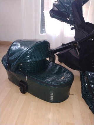 Carrito de bebé con saco verde