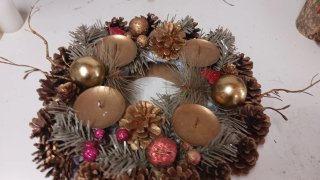Corona de Navidad con piñas y adornos dorados