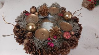 Corona de Navidad con piñas y adornos dorados