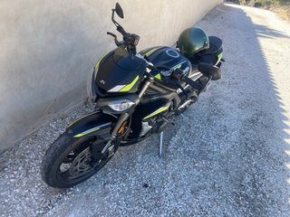 Triumph Street Triple 765 RS Negra y Verde