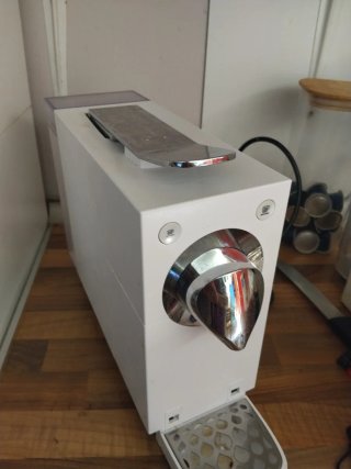 Cafetera de cápsulas blanca