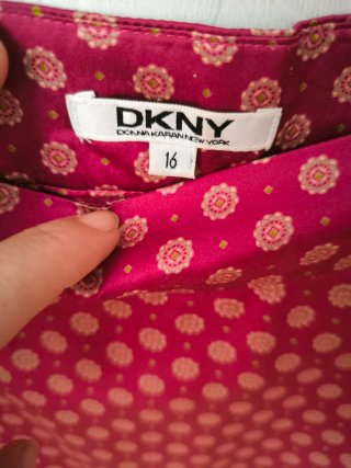 Falda DKNY roja estampada