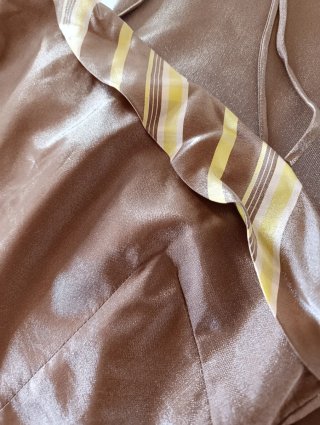 Vestido de fiesta marrón y dorado