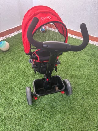 Triciclo de paseo rojo con capota