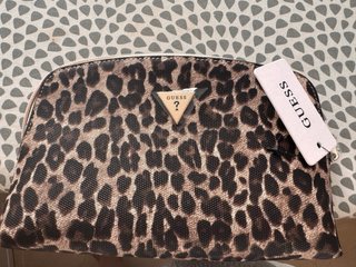 Bolso de mano/ Neceser Guess estampado leopardo