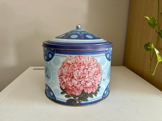 Scatola di latta  vintage anni ‘90 con fiori
