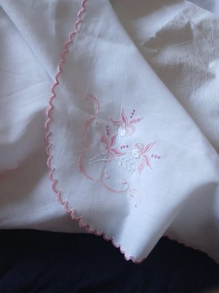 Sábanas blancas con bordado rosa