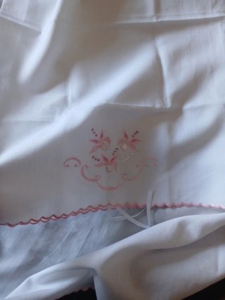 Sábanas blancas con bordado rosa