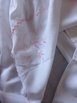 Sábanas blancas con bordado rosa