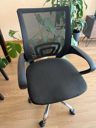 Silla de oficina negra con ruedas