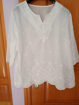 Camisa blanca de mujer con manga al codo