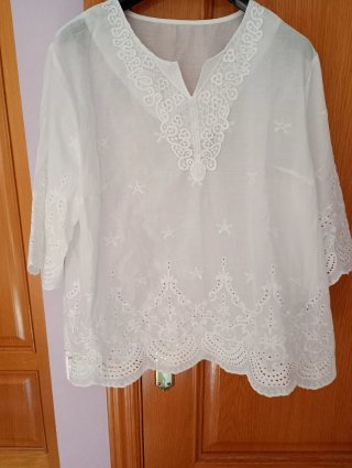 Camisa blanca de mujer con manga al codo