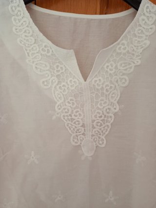 Camisa blanca de mujer con manga al codo