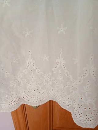 Camisa blanca de mujer con manga al codo