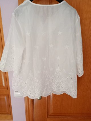 Camisa blanca de mujer con manga al codo