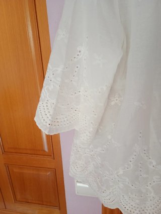 Camisa blanca de mujer con manga al codo