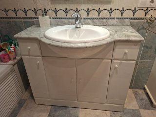 Mueble baño blanco con lavabo y grifo
