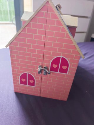 Casa de muñecas de madera