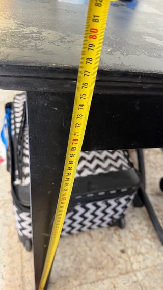 Mesa de madera, no es de comedor pero sirve
