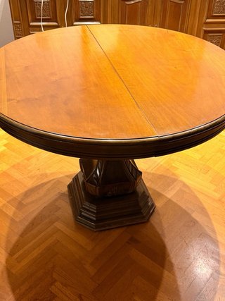 Mesa de comedor antigua de madera