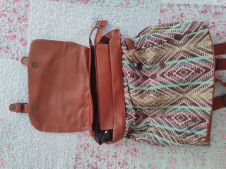 Mochila Marrón y Multicolor bolsillos interiores