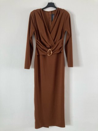 Vestido elegante marrón con cinturón