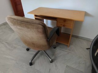 Mesa y sillón de despacho