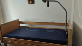Cama geriátrica hospitalaria eléctrica INVACARE.