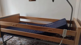 Cama geriátrica hospitalaria eléctrica INVACARE.