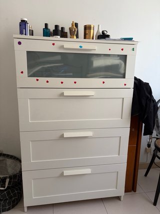 Cajonera blanca con puerta de cristal