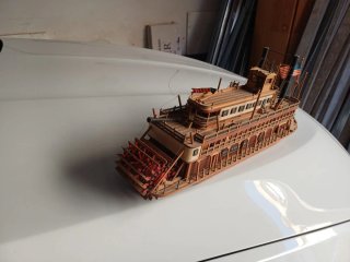 Barco de madera hecho a mano