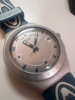 Reloj Swatch Azul con Diseño Gráfico