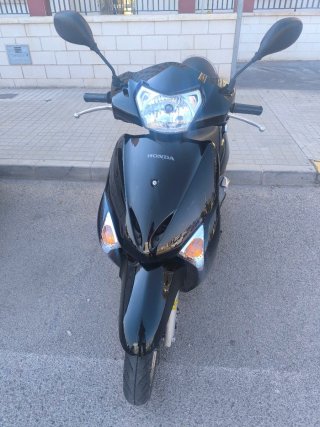 Honda Lead Scooter Negra y Plateada