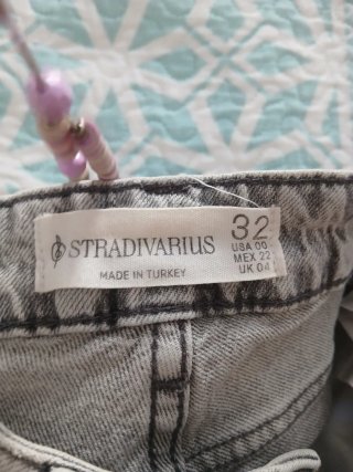 Pantalón vaquero Stradivarius grisáceo