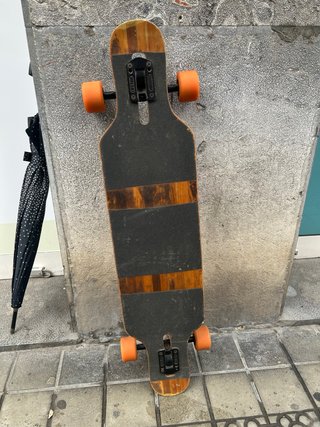 Longboard con ruedas naranjas