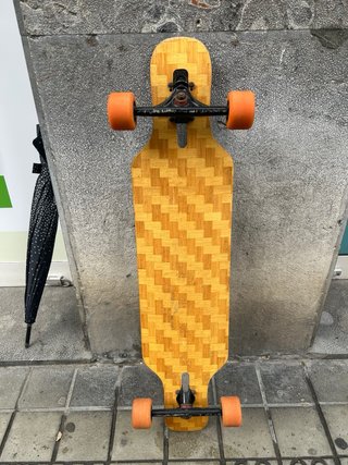 Longboard con ruedas naranjas