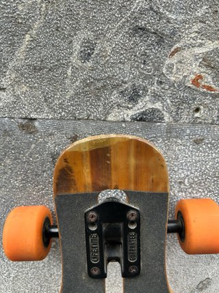 Longboard con ruedas naranjas