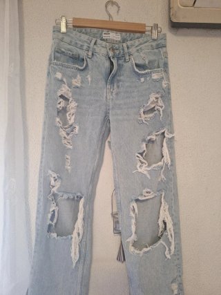 Pantalón vaquero Bershka desgastado