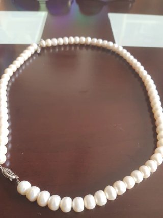 Collar de perlas blancas y cierre plateado