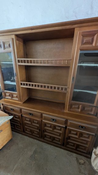 Mueble de madera con vitrinas