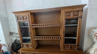 Mueble de madera con vitrinas