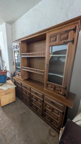 Mueble de madera con vitrinas