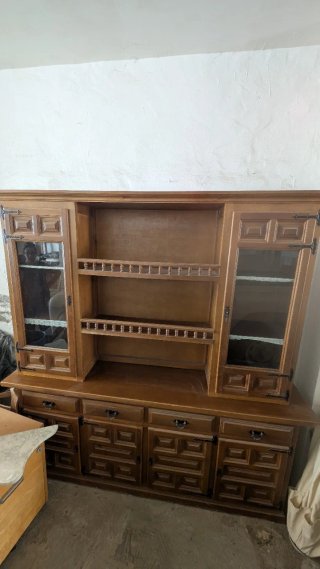 Mueble de madera con vitrinas