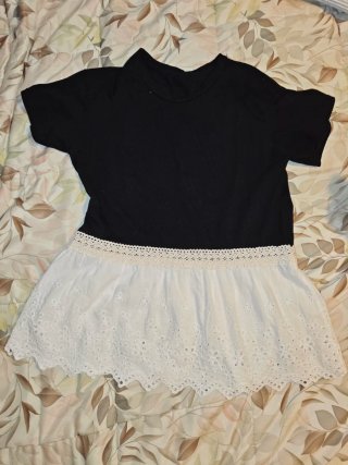 Camisa negra con falda blanca