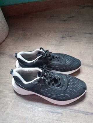 Zapatillas Decathlon Negras y Blancas