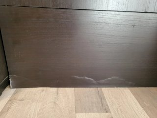 Mueble de salón negro con vitrinas