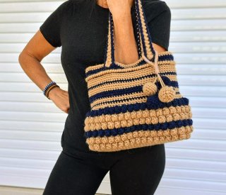 Bolso de crochet marrón y azul marino
