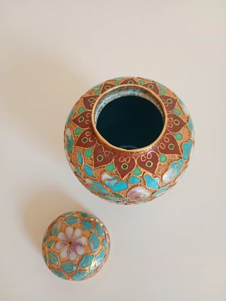 Jarrón antiguo cloisonné floral.