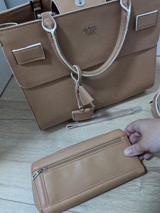 Bolso Guess con monedero a juego
