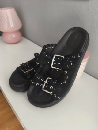 Chanclas negras Annalisa hebillas talla 39